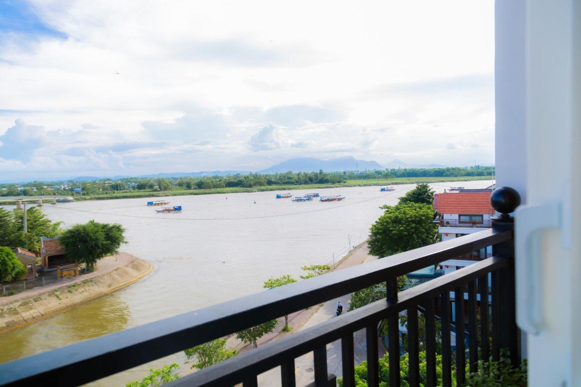 Royal Riverside Hoi An Hotel & Spa Exterior photo